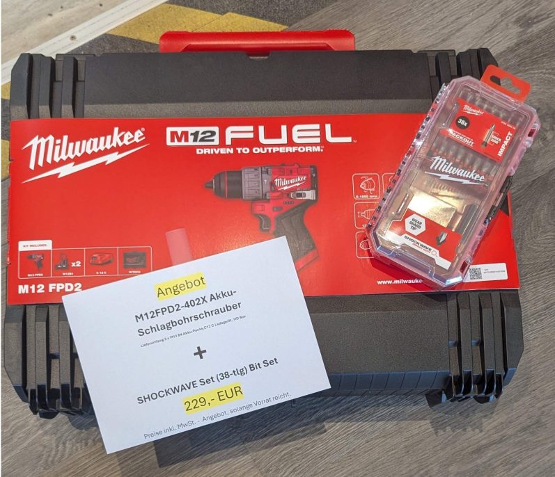 M12 Akku Schlagschrauber Milwaukee M12 FUEL Akku-Schrauber auf rotem Hintergrund mit Produktdetails.